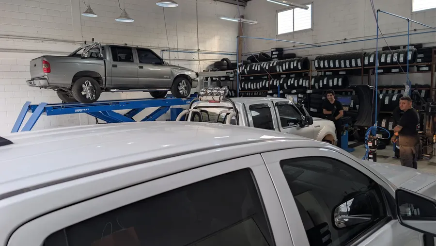 Camionetas sobre elevador en el taller de Neumáticos Trivium