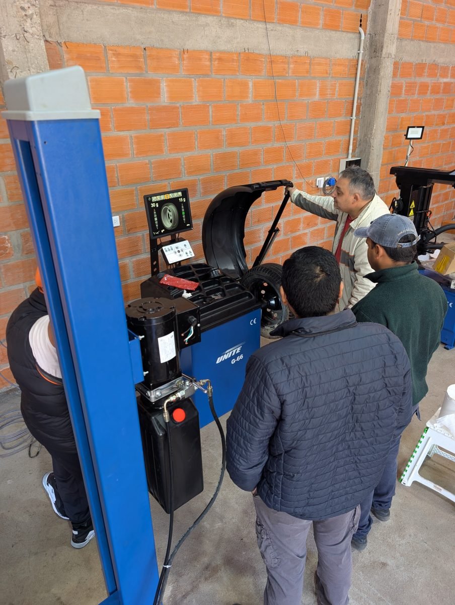 Equipamiento completo para Repuestera del Milagro: nueva instalación Trivium Pro en Las Lajitas, Salta 4 capacitacion uso balanceadora trivium pro